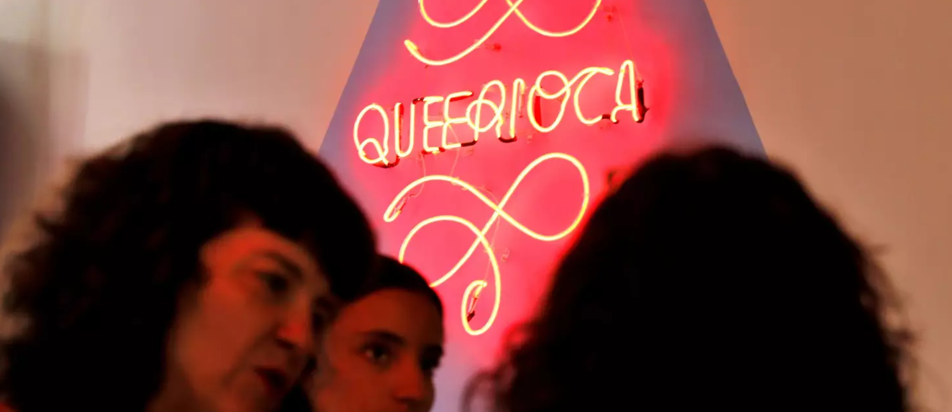 Letreiro neon do Queerioca